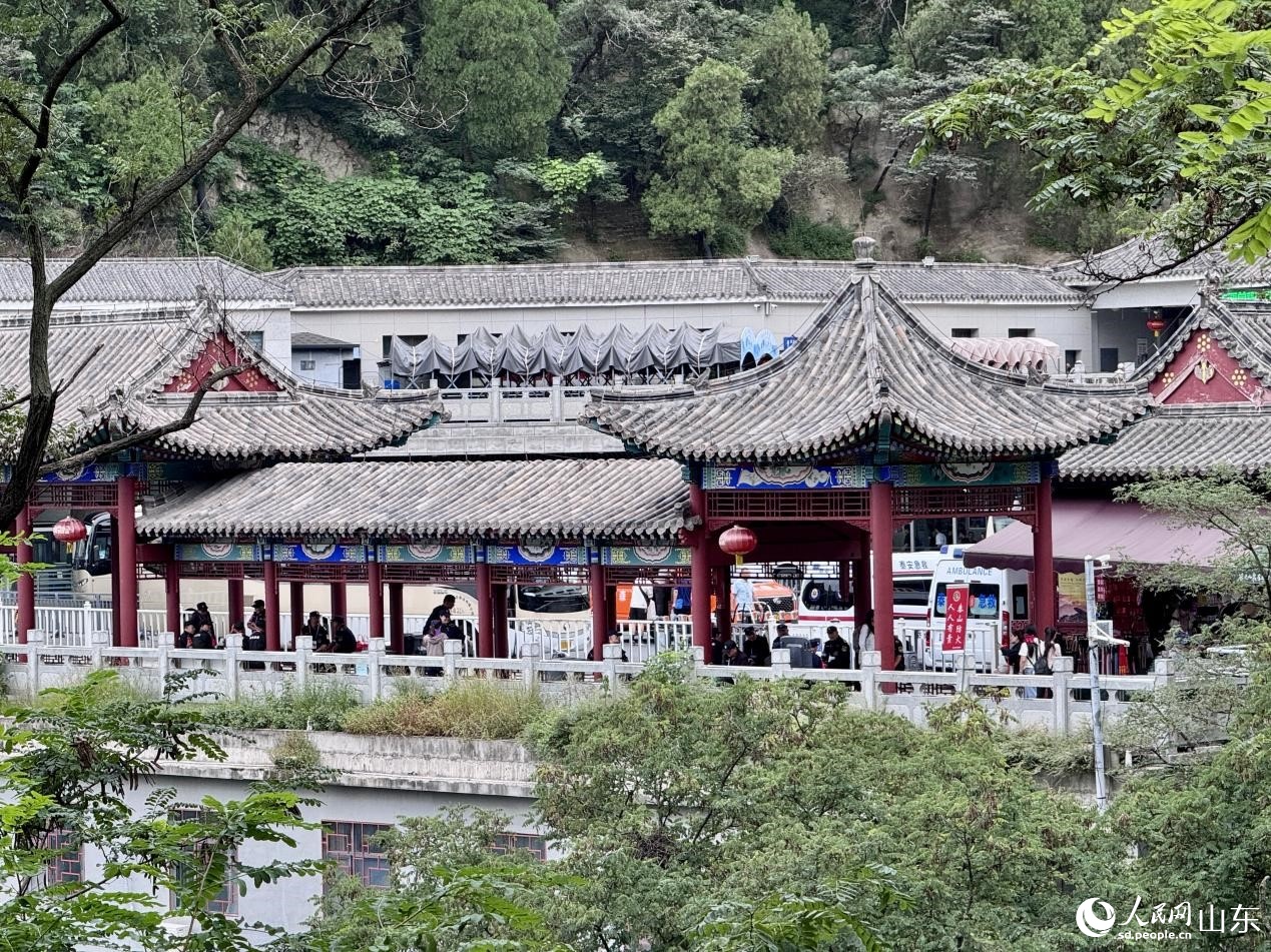 比出了胜利, 海的游客纷, 秋高气爽 比出了胜利, 海的游客纷, 秋高气爽