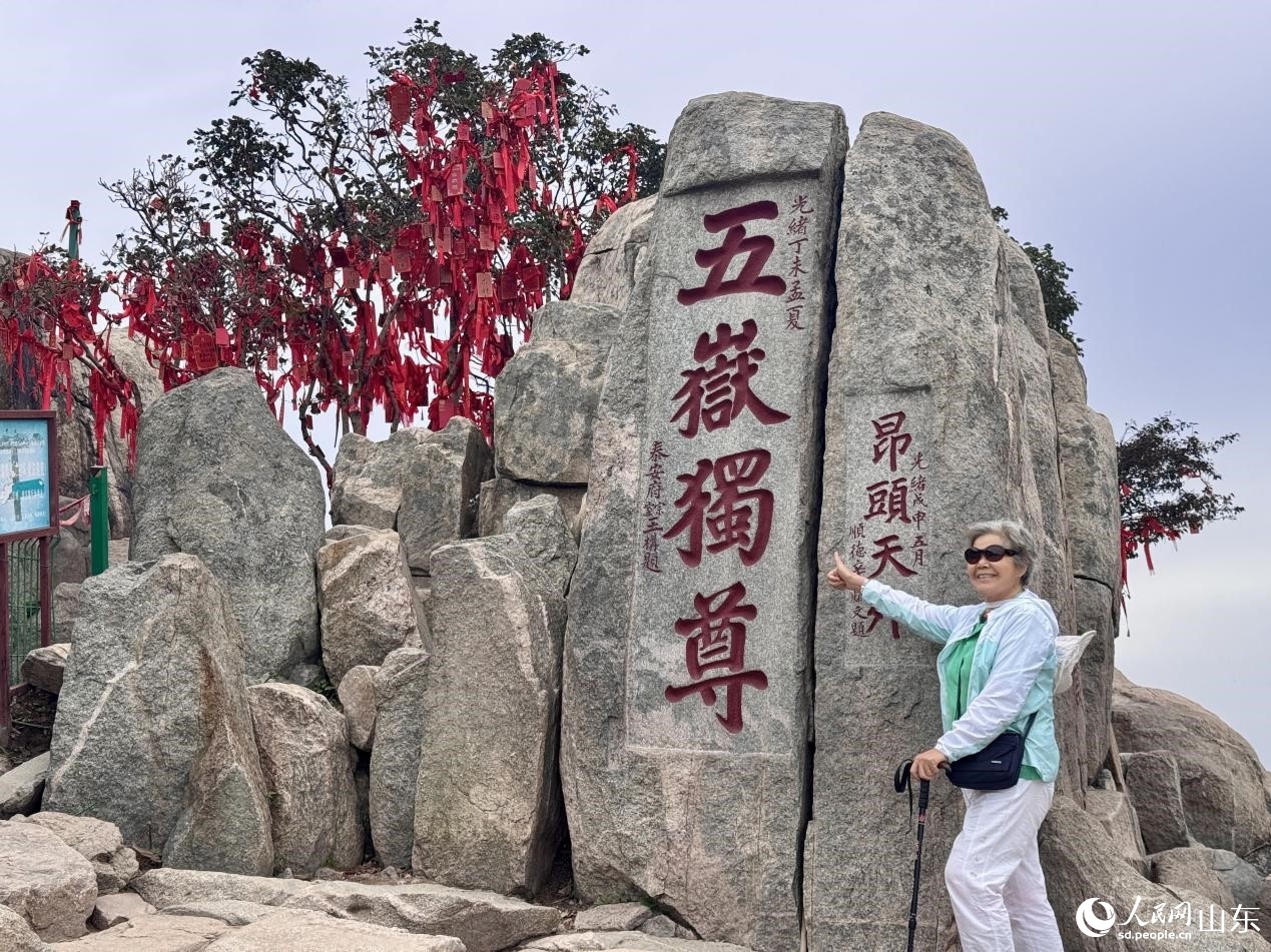 游客乘着缆, 郑昕桥摄, 石刻处驻足 游客乘着缆, 郑昕桥摄, 石刻处驻足